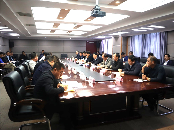 5月19日，在延川宾馆召开座谈会，杨庆堂一行广泛听取了各方面的意见和建议.jpg