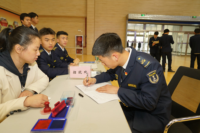 （二）应届毕业生陈俊文与华洋海事中心签订了劳务合同.JPG