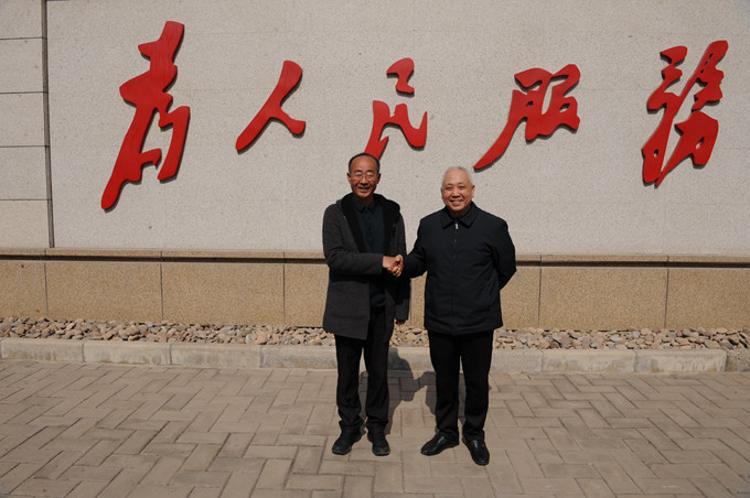 （十）新当选会长刘向东（左）和原会长李东明亲切握手.JPG