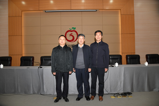 （四）郭军民（中）当选为会长。张晓勇（左）为副会长，李宁（右）为秘书长.JPG