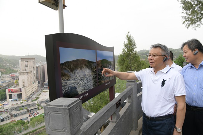 （三）刘平治一行在宝塔山看延安市容市貌和新旧城区对比.JPG