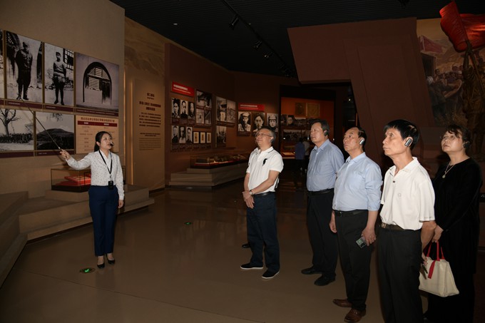 （二）刘平治一行在延安革命纪念馆参观.JPG