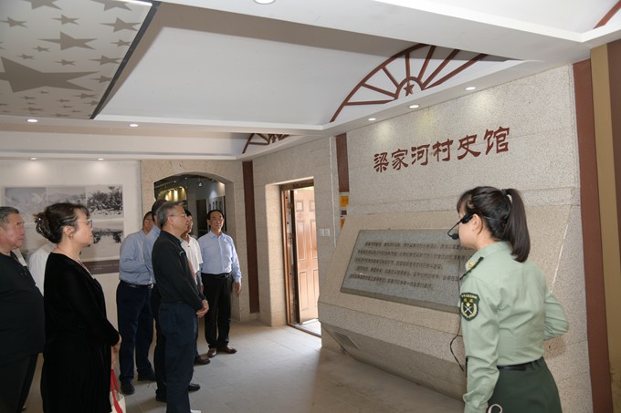 （五）在梁家河村史馆参观.JPG