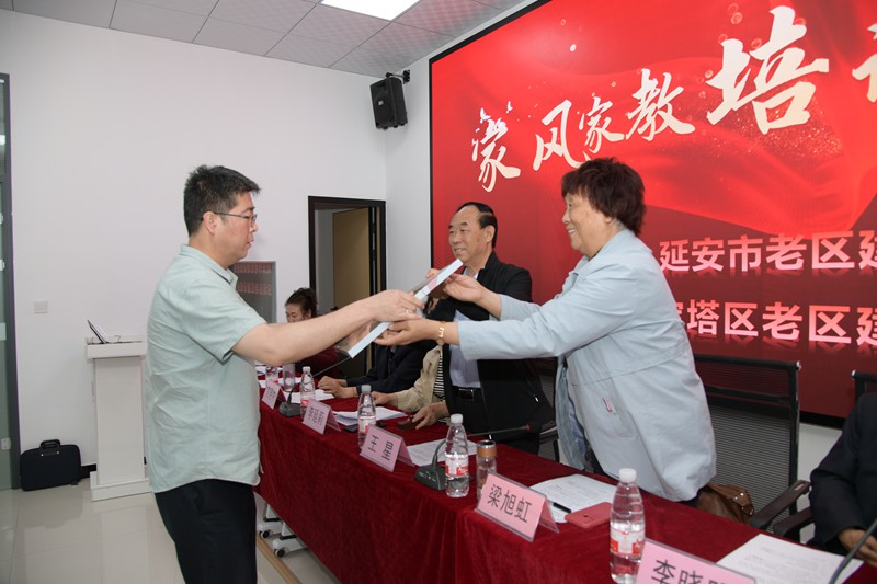 （五）市老促会常务副主任王星和妇工委主任梁旭虹向市妇女儿童活动中心授牌.JPG