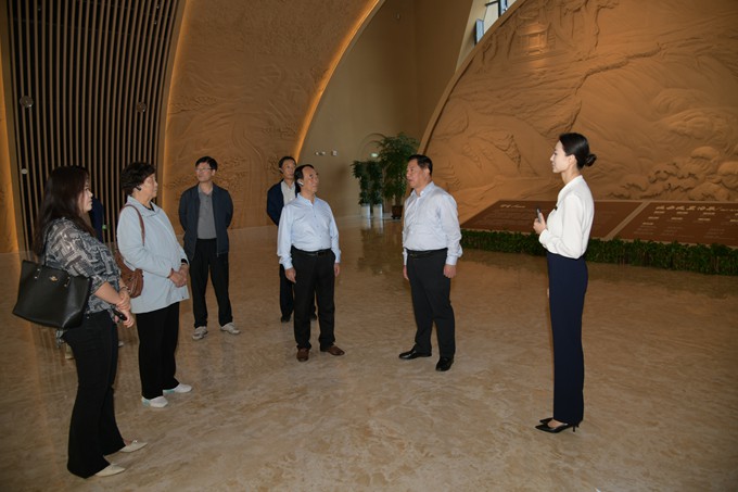 （一）在历史馆参观.JPG