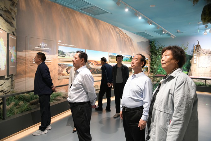 （三）在地理馆参观.JPG