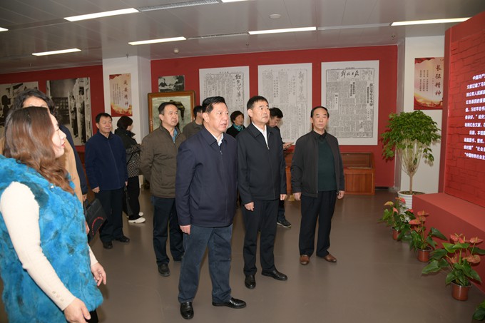 （一）在延大图书馆参观.JPG