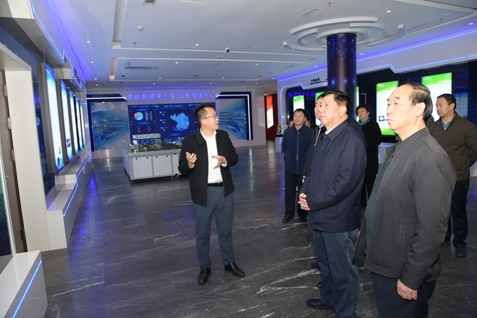 （二）参观延大科研成果展.JPG