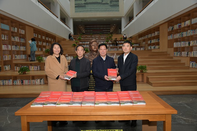 （三）市老促会向延大赠送革命老区县发展史.JPG