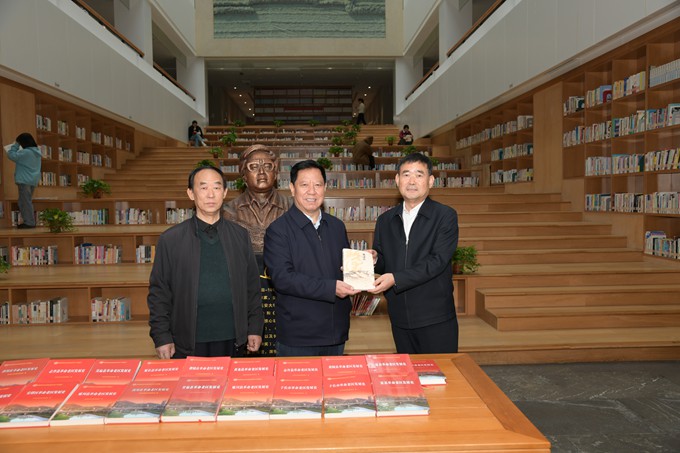 （四）延大向市老促会赠送《路遥传》.JPG
