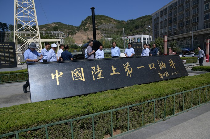 （六）李忙全一行在中国陆上第一口油井旧址考察.JPG