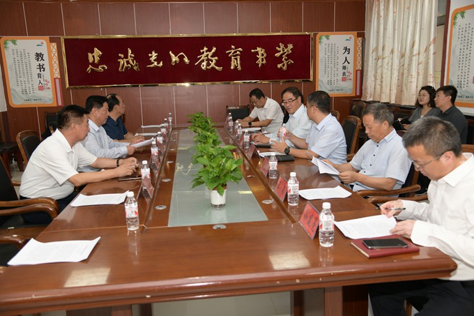 （二）在座谈会上听取县上的职教工作情况介绍.JPG