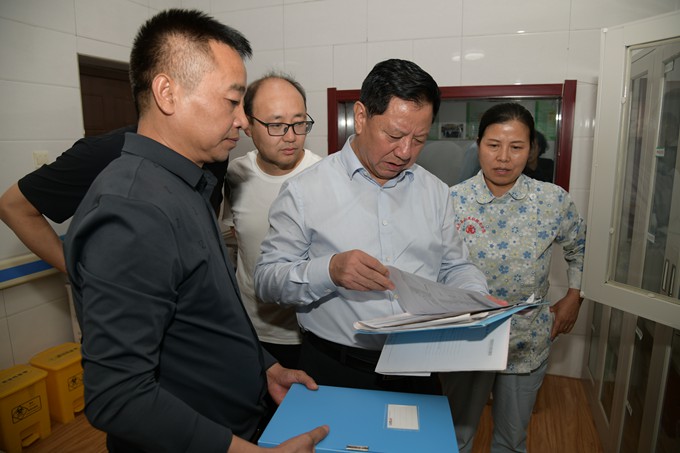 （五）在县中心敬老院七里村分院察看入住老人健康档案.JPG