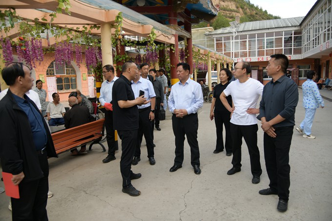 （七）现场听取县民政局负责人关于全县养老情况介绍.JPG