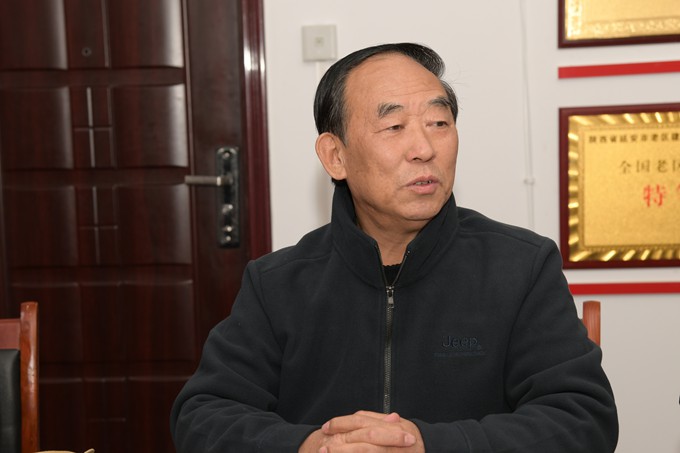 （二）王星主持座谈会.JPG