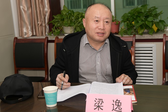 （四）梁逸介绍大庆市老促会工作.JPG