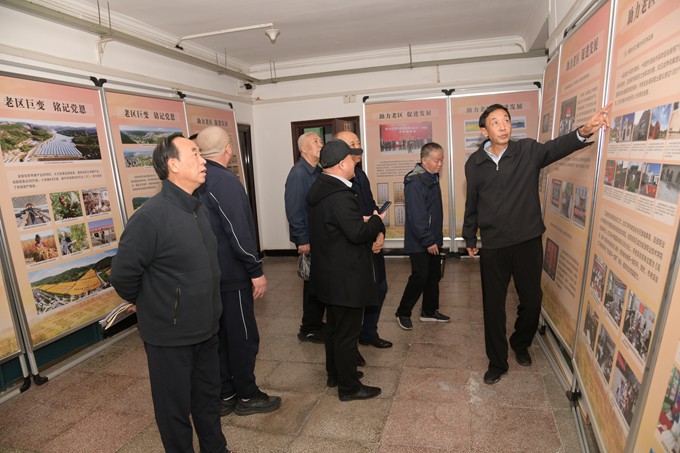 （六）大庆客人参观延安老促会三十年工作成就展板.JPG