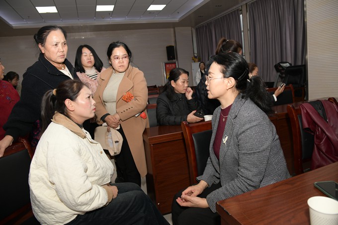 （九）李红梅现场接受妇女健康咨询.JPG