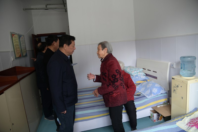 （六）在县养老服务中心杨霄与入住老人亲切交流.JPG